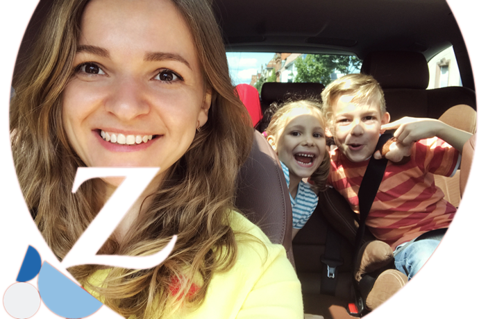 mujer en el coche con dos niños detrás haciendo muecas