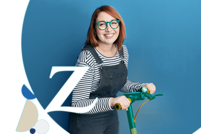 chica sonriente con un patinete