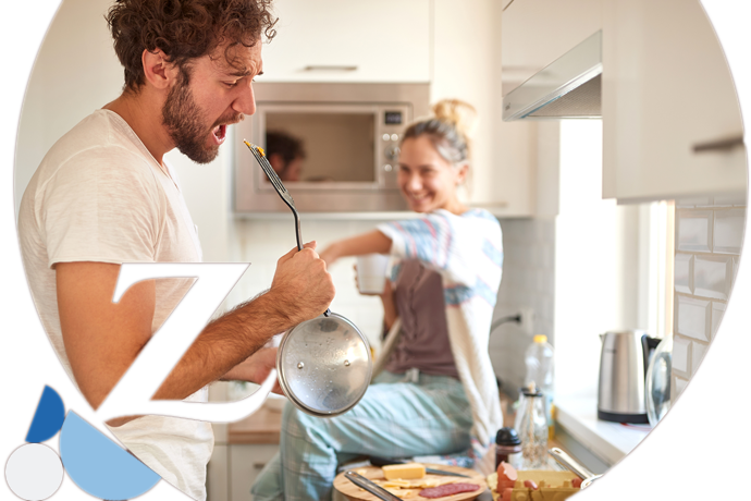 pareja divirtiéndose mientras cocinan