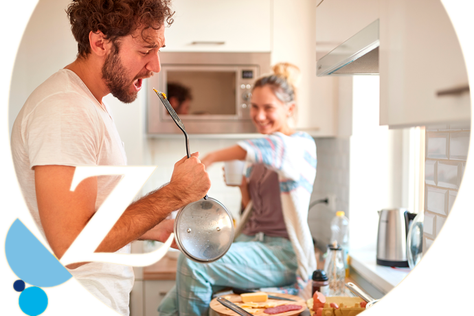 pareja divirtiéndose mientras cocinan