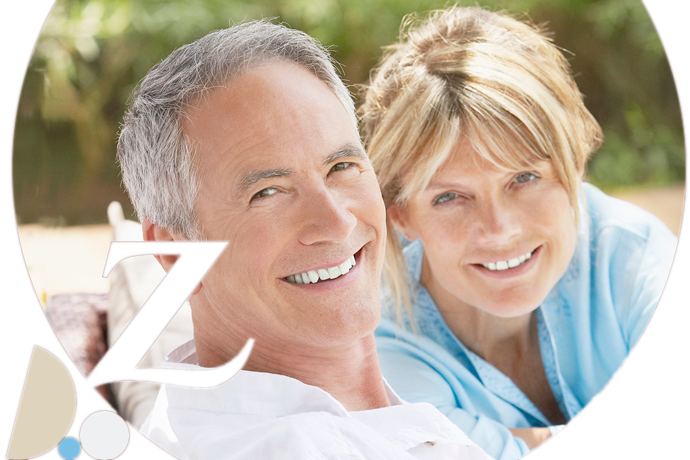 pareja mayor sonriendo mirando a cámara