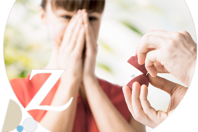 mujer emocionada ante un anillo de compromiso