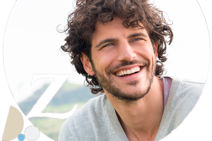 chico joven sonriente