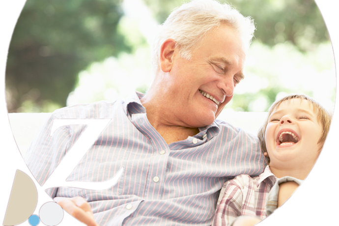 abuelo y nieto riendo