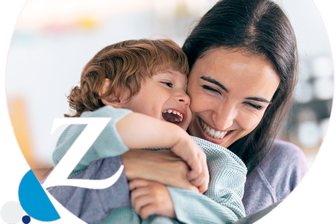 madre abrazando a niño de forma divertida