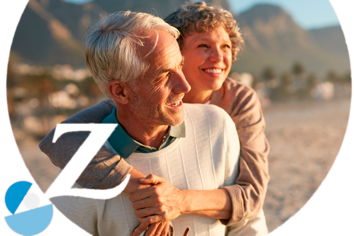 pareja mayor sonrientes durante un paseo al atardecer