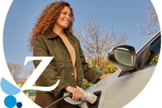 chica sonriente cargando coche eléctrico