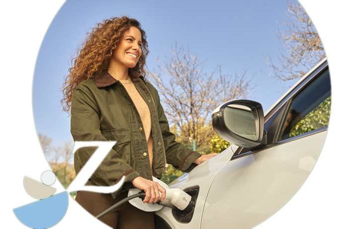 chica sonriente cargando coche eléctrico