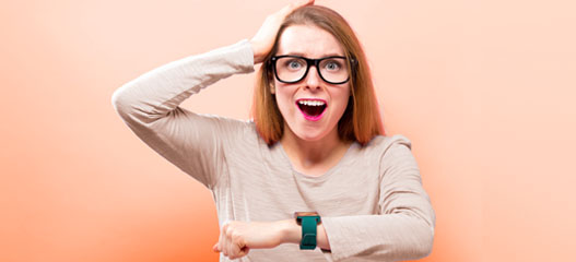 Chica con cara de sorpresa tras mirar su smartwatch