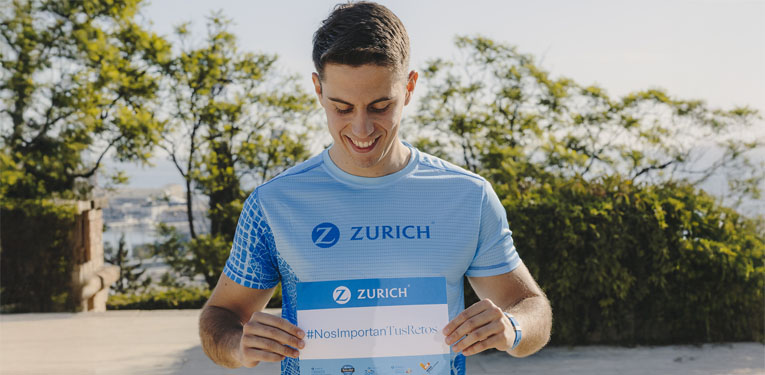 grupo de personas, con la camiseta de deporte Zurich, chocando las manos