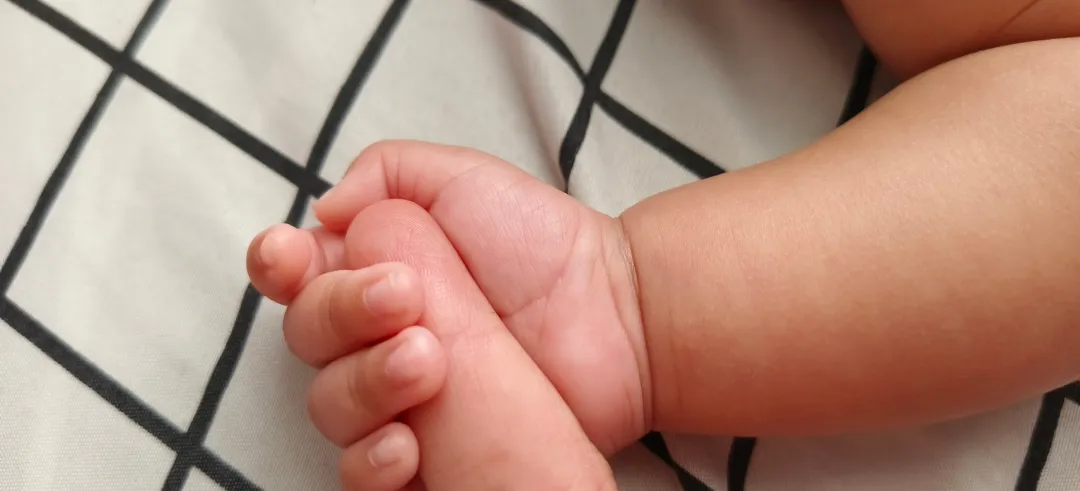 Cómo adoptar en España a un niño o niña: tipos, requisitos, plazos y derechos