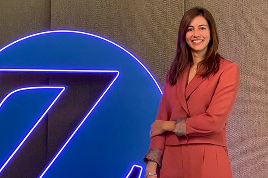 Estefanía Arnau posando con el logo de la Z de Zurich