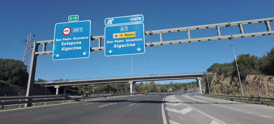Señales de autovía y autopista en una carretera
