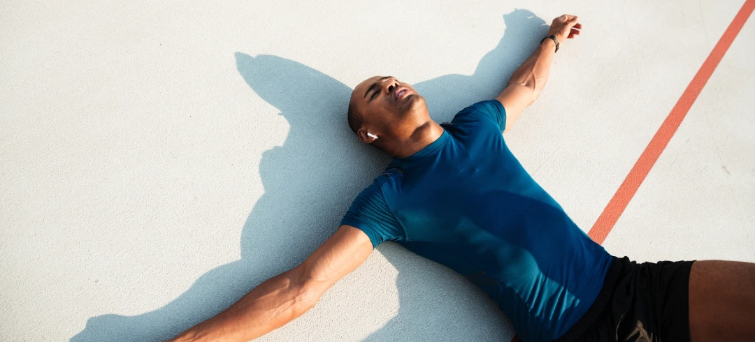 Hombre corredor tirado en el suelo