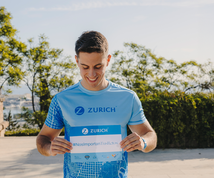 deportista mostrando un dorsal con la frase: #NosImportanTusRetos