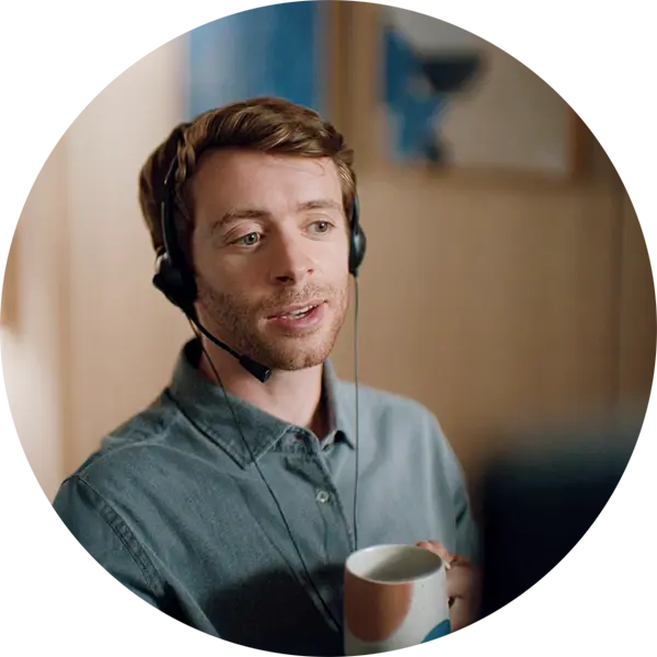 chico hablando con auriculares
