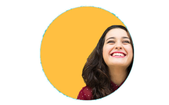 chica sonriente mirando hacia arriba con fondo amarillo